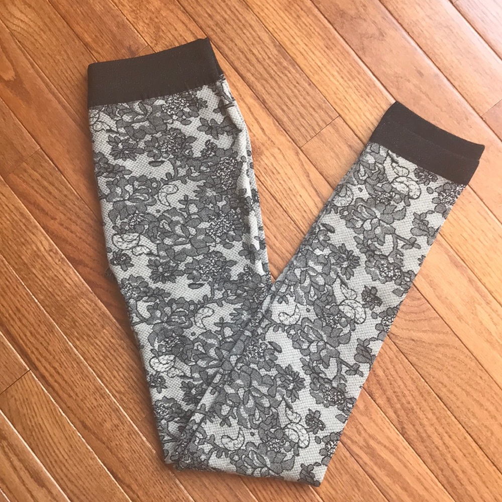 Beige leggings with floral pattern